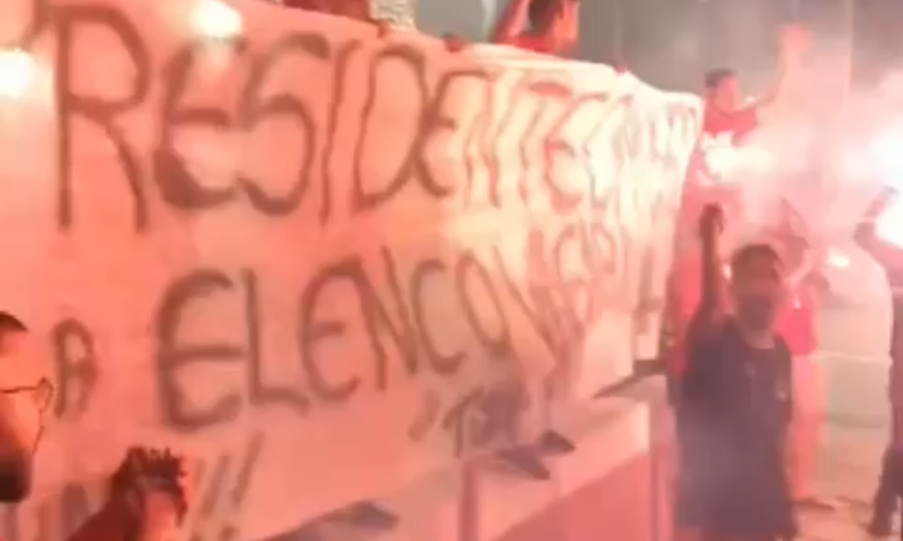 Torcida organizada do Nutico protesta contra fase atual do clube em frente aos Aflitos 