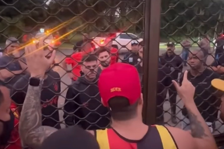 Durante protesto, membro de organizada pede 'tradutor' para entender tcnico do Sport 