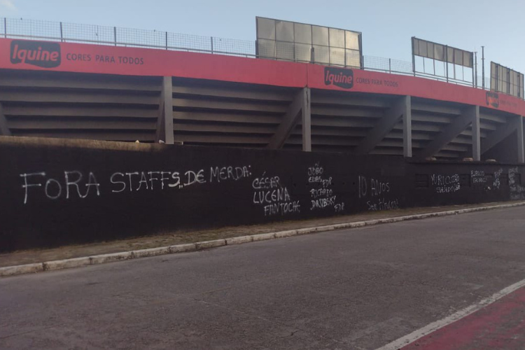 Torcida do Sport picha muro da Ilha do Retiro em protesto: 'Acesso  obrigao'