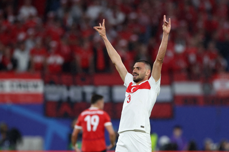 Zagueiro  investigado por gesto ligado a grupo extremista na Eurocopa