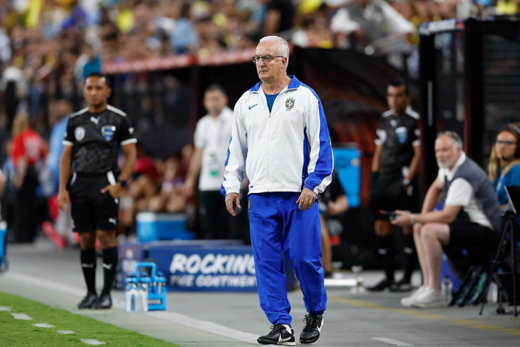 Lo Medrado: 'Dorival Jnior, diferentemente do que eu imaginava, no conseguiu extrair o melhor dos jogadores e escalou mal a Seleo'