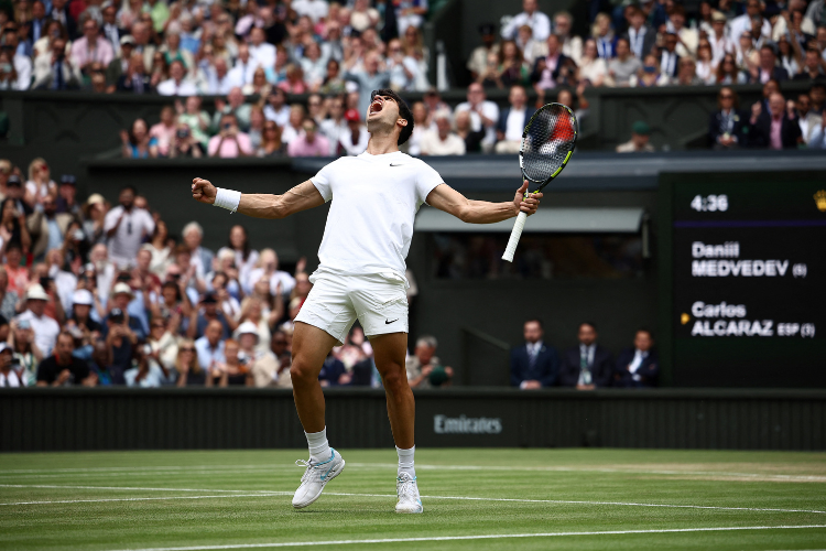 Carlos Alcaraz vence Daniil Medvedev e volta  final de Wimbledon