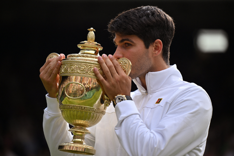 Alcaraz vence Djokovic e  bicampeo de Wimbledon