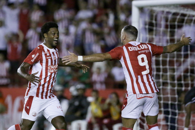 Nutico vence duelo direto contra o Figueirense e encosta de vez no G8 da Srie C