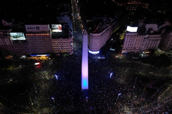 Multido se rene em torno do Obelisco de Buenos Aires para festejar bi da Copa Amrica