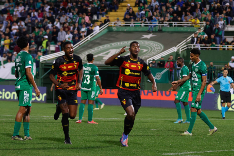 Duelo de opostos: Segundo melhor visitante, Sport visita a Chapecoense, segundo pior mandante