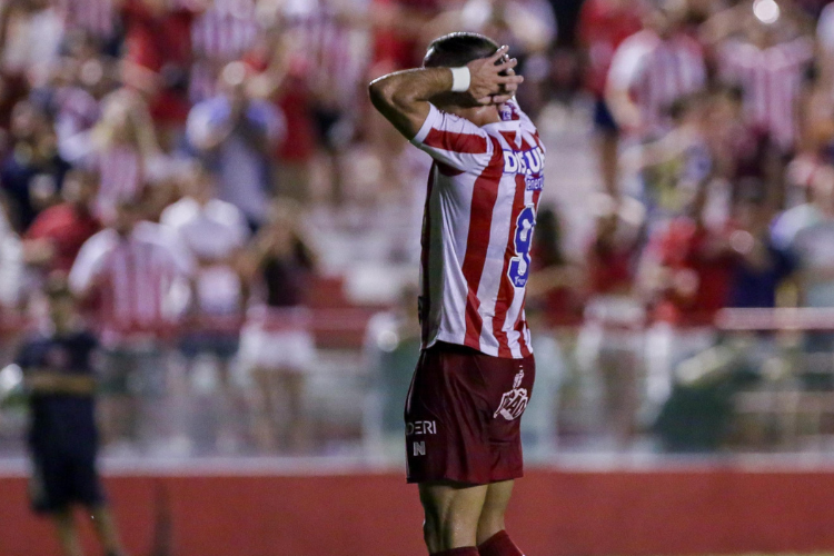 Paulo Srgio tem leso muscular detectada e vira baixa no Nutico contra o Sampaio Corra