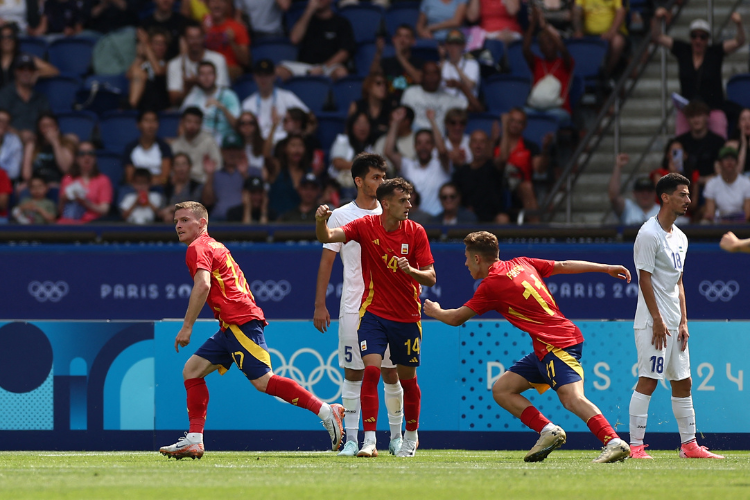 Olimpadas 2024: Espanha sofre mas vence Uzbequisto em sua estreia no futebol masculino de Paris-2024