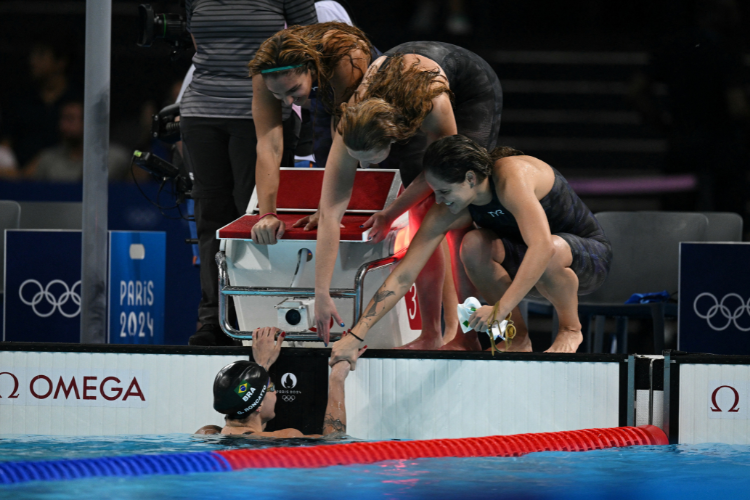Olimpadas 2024: Brasil garante vaga na final do revezamento 4x200m na natao feminina