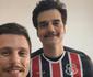 Ator Wagner Moura ganha camisa do Santa Cruz em meio a gravaes de filme no Recife