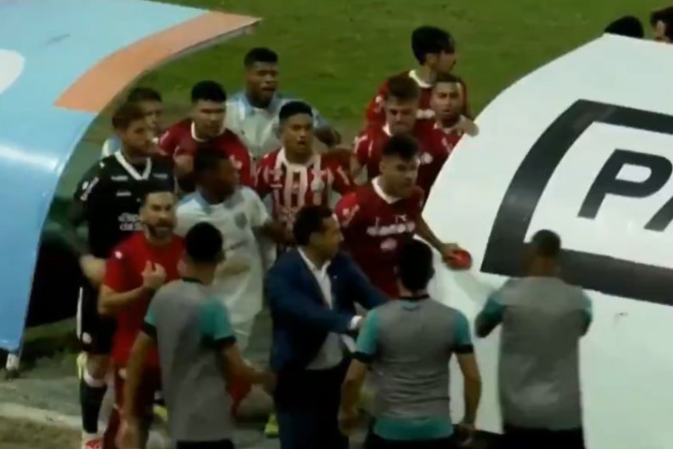 Confuso no Rei Pel: Jogadores do Nutico brigam com gandulas nos minutos finais