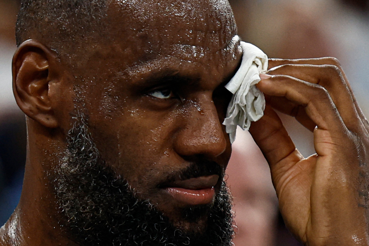 Olimpadas 2024: LeBron James leva quatro pontos no rosto aps cotovelada em EUA x Brasil