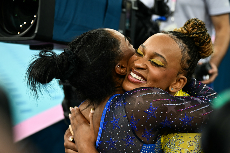 Olimpadas 2024: Rebeca Andrade faz convite para Simone Biles curtir carnaval no Brasil: 'Fica l em casa'