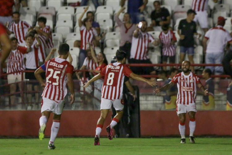 Jogando em casa, Nutico vence o Botafogo-PB e volta a sonhar com o G8 da Srie C