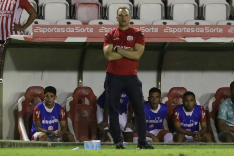 Tcnico do Nutico explica troca de goleiro no intervalo: 'As decises so todas tcnicas'