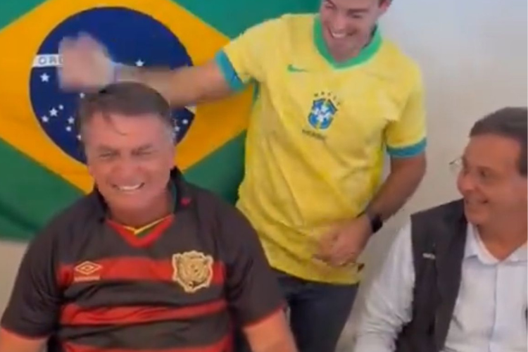 Ex-presidente Jair Bolsonaro ganha camisa do Sport e brinca: 'Eu decreto na Primeira Diviso'
