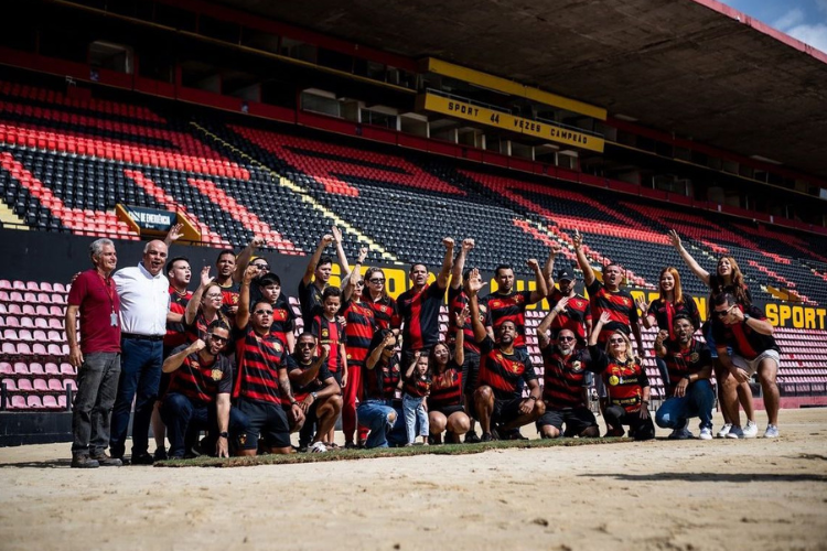 Com a participao de scios, Sport inicia plantio de novo gramado da Ilha do Retiro