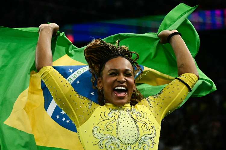 Em voo para So Paulo, Rebeca Andrade  homenageada por tripulao e passageiros