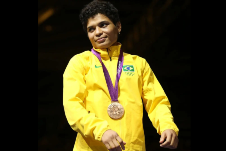 Atleta olmpica que fez histria no boxe leiloa medalha e  surpreendida