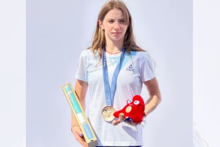 Ginasta romena enfim recebe medalha de bronze aps polmica em Paris