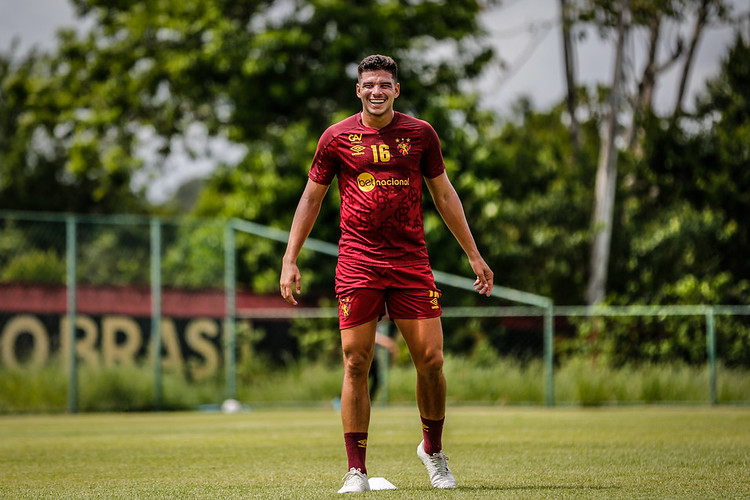 Sport renova contrato com o zagueiro Chico at o fim de 2026