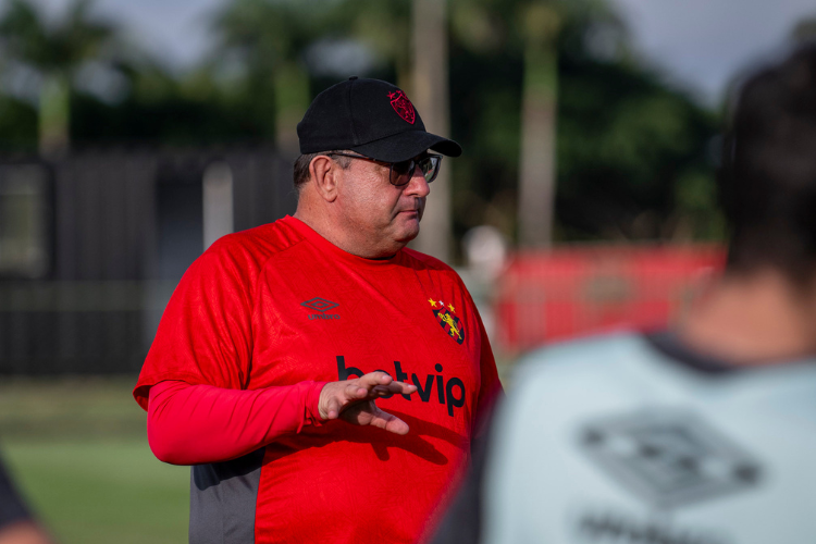 Em declnio, Sport encaminha sada do tcnico Guto Ferreira
