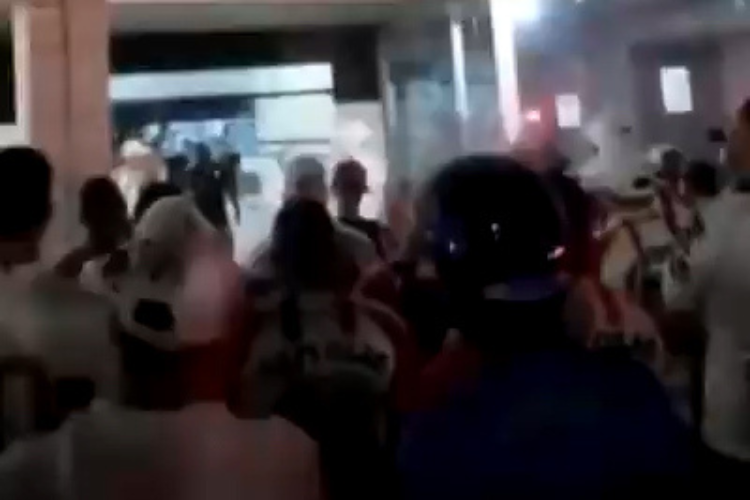 Em noite de reunio do Conselho, organizadas do Santa Cruz protestam no Arruda pedindo a SAF