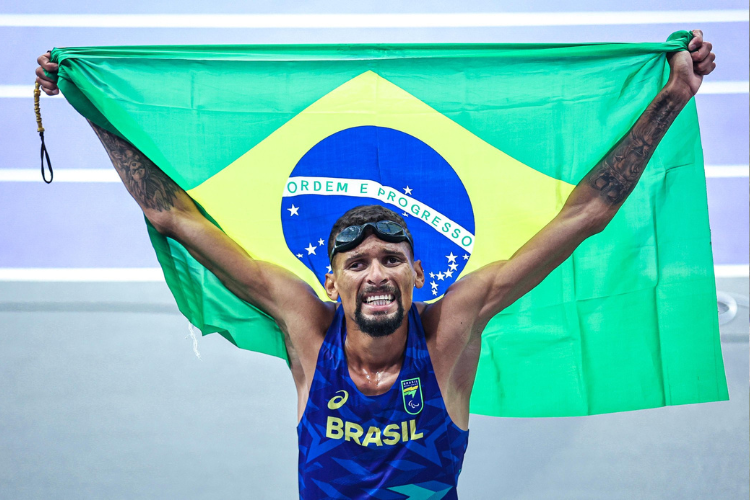 Julio Cesar bate recorde e garante o ouro no atletismo paralmpico