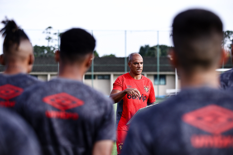 'O treinador tem tudo para dar certo com um dos melhores elenco da Srie B'; diz diretor do Sport