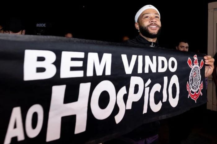 Depay chega ao Brasil com festa da torcida do Corinthians