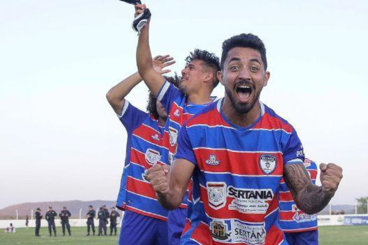 Acesso: Deciso vence Cabense e est de volta  elite do futebol pernambucano