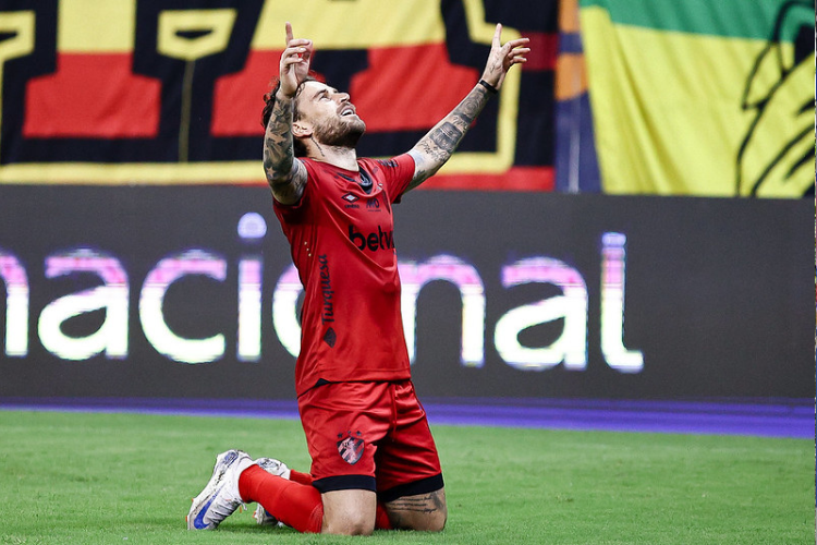Lo Medrado: 'O Sport no s voltou ao grupo classificatrio, como tambm a jogar um bom futebol'