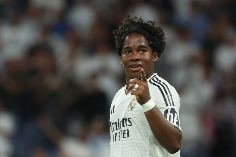 Endrick se torna o brasileiro mais jovem a marcar na Champions League