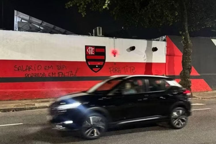 Sede do Flamengo  pichada com ameaa e pedido para a sada de Tite
