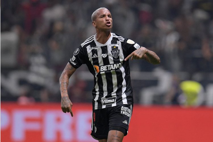 Com dois de Deyverson, Galo bate o Flu e vai s semis da Libertadores