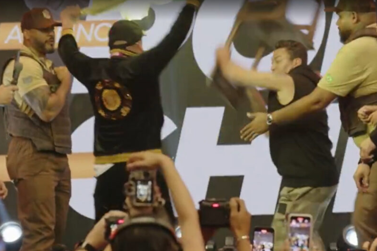 Pop quebra cadeira em adversrio do Fight Music Show
