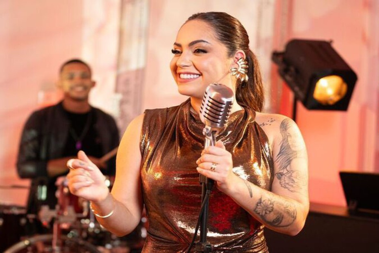 Retr prepara festa com cantora Raphaela Santos para comemorar ttulo da Srie D