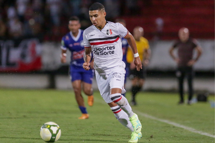 Com referncia ao xar cantor paulista, Santa Cruz anuncia retorno do atacante Thiaguinho