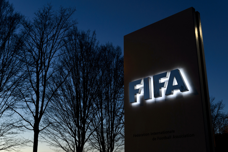 Corte europeia considera que regras da Fifa sobre transferncias violam direito da UE