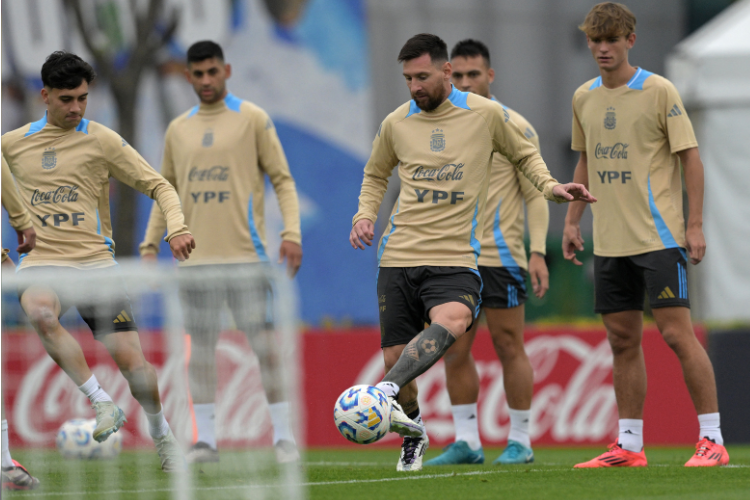 Com Messi, Argentina busca recuperao contra a embalada Bolvia; Confira as possveis escalaes