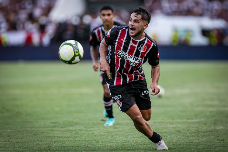 Pela terceira vez com Itamar Schlle, Joo Pedro celebra reedio de parceria no Santa Cruz