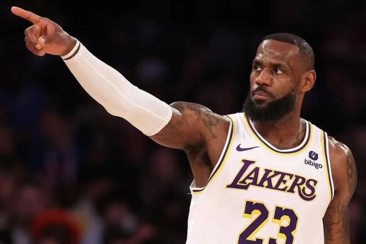 Com LeBron James em quadra, temporada da NBA comea nesta tera