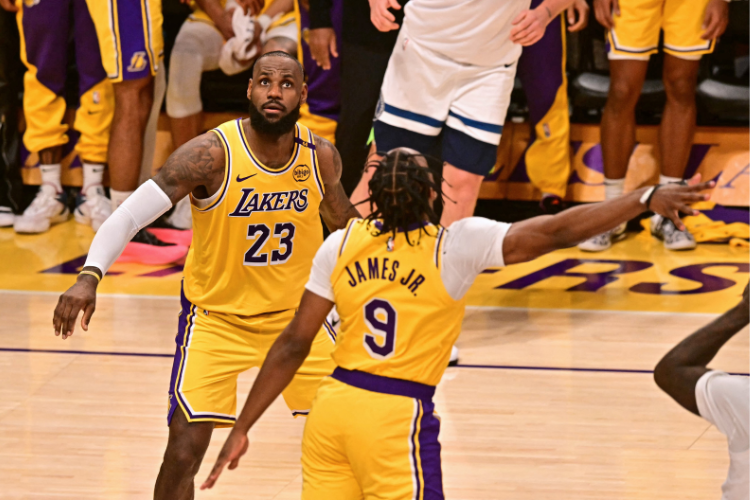 LeBron James se torna o 1 jogador a atuar ao lado do filho na NBA