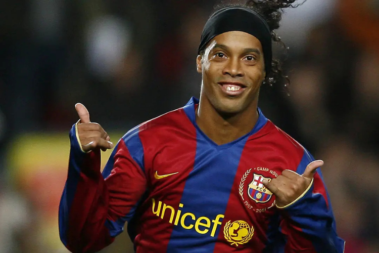 <i>(Foto: Lluis Gene/AFP

Leia mais em: https://veja.abril.com.br/esporte/ronaldinho-gaucho-volta-ao-barcelona-agora-como-embaixador)</i>