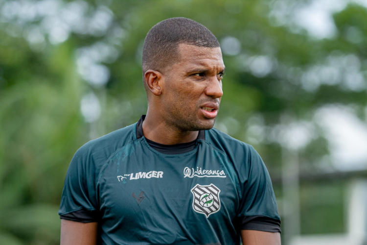 Santa Cruz negocia contratao do zagueiro Genlson, que estava no Figueirense