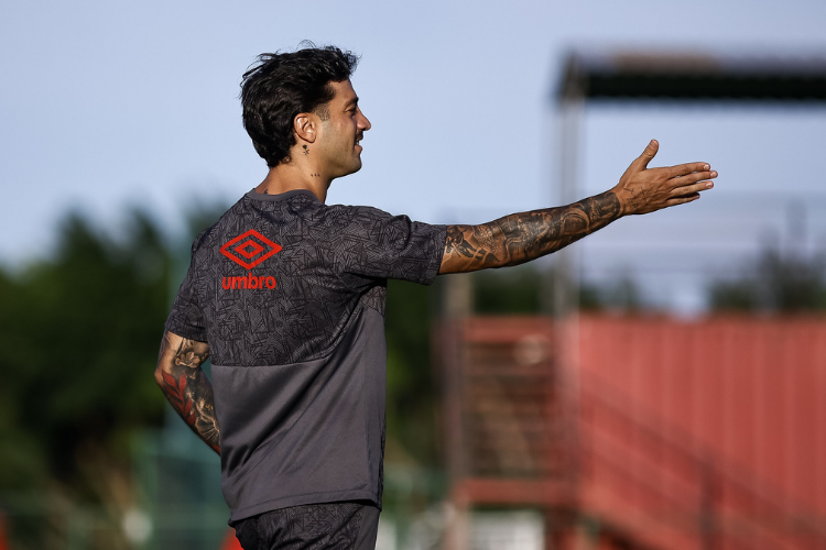 Prestes a completar 50 partidas com a camisa do Sport, Fabricio Domnguez celebra marca