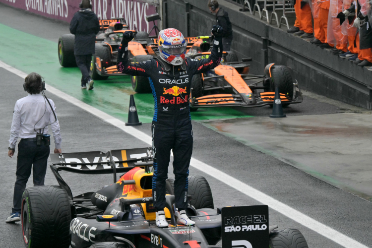 Com reao espetacular, Verstappen vence GP do Brasil e fica mais perto do tetra