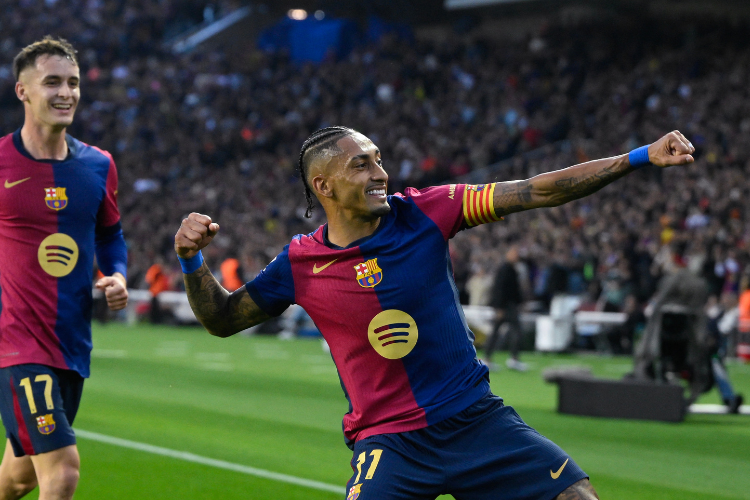 Bara vence Espanyol com dois gols de Olmo e um de Raphinha e dispara na liderana