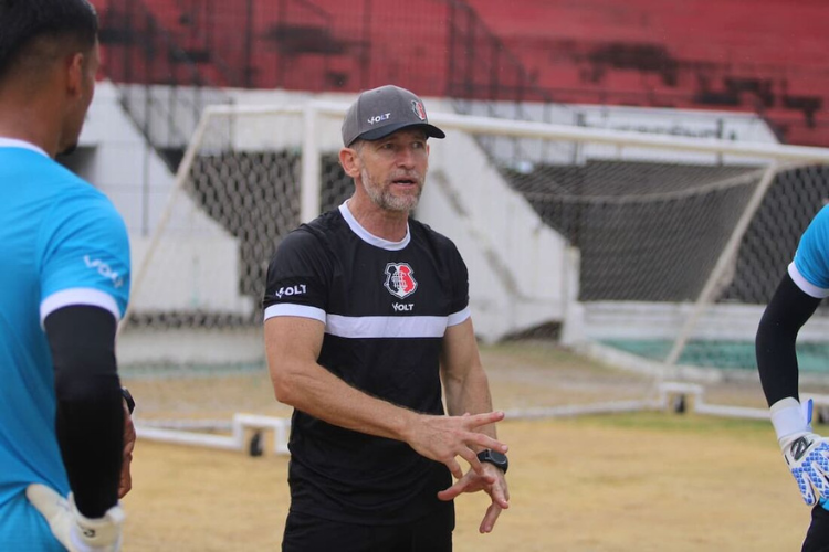 Com experincia internacional, Santa Cruz contrata Rogrio Dal Solio, novo preparador de goleiros