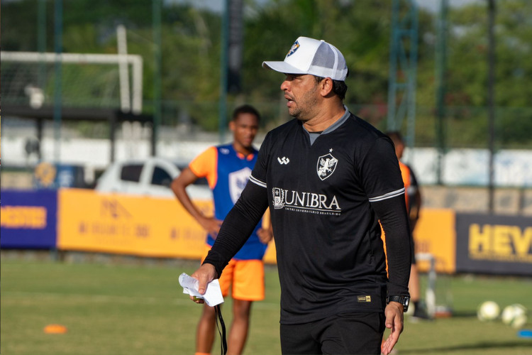 <i>(Foto: Tcnico Dico Wooley iniciando sua 3 temporada no Retr)</i>